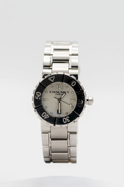 Chaumet Class One – Cadran argenté texturé et bracelet métallique