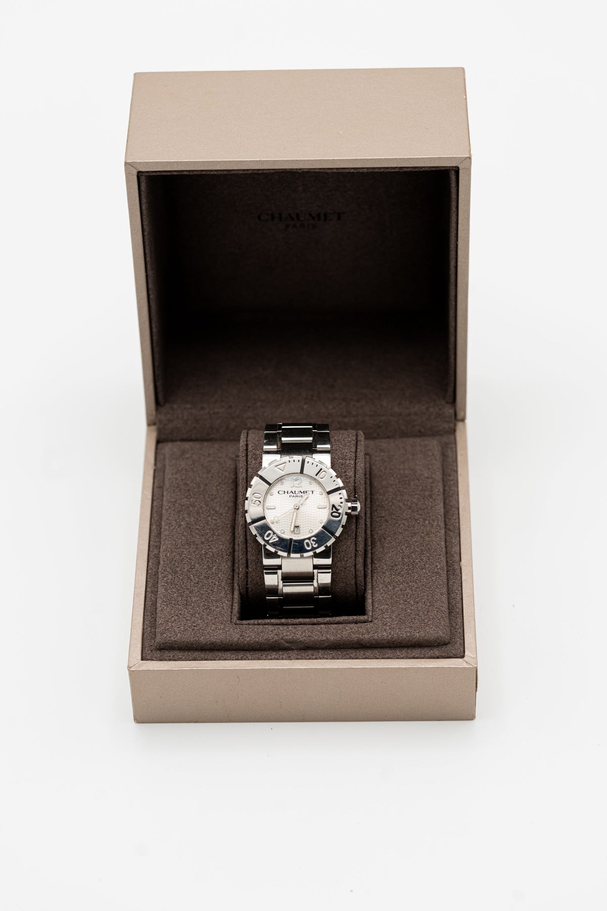 Chaumet Class One – Cadran argenté texturé et bracelet métallique