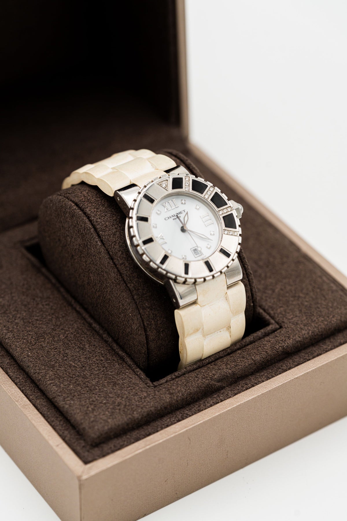 Chaumet Class One – Cadran blanc, détails sertis et bracelet blanc