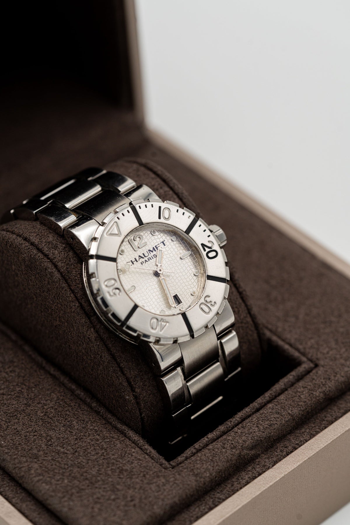 Chaumet Class One – Cadran argenté texturé et bracelet métallique