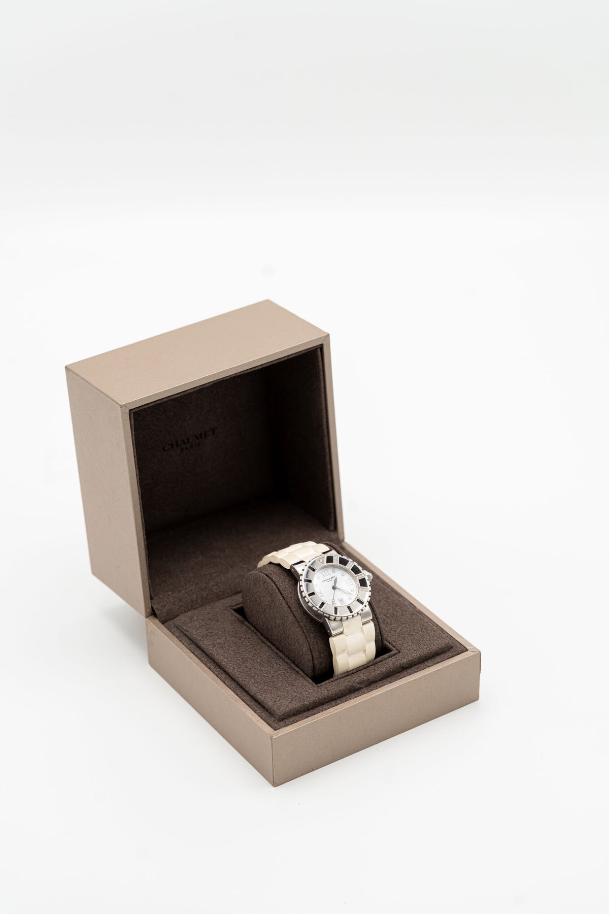 Chaumet Class One – Cadran blanc, détails sertis et bracelet blanc