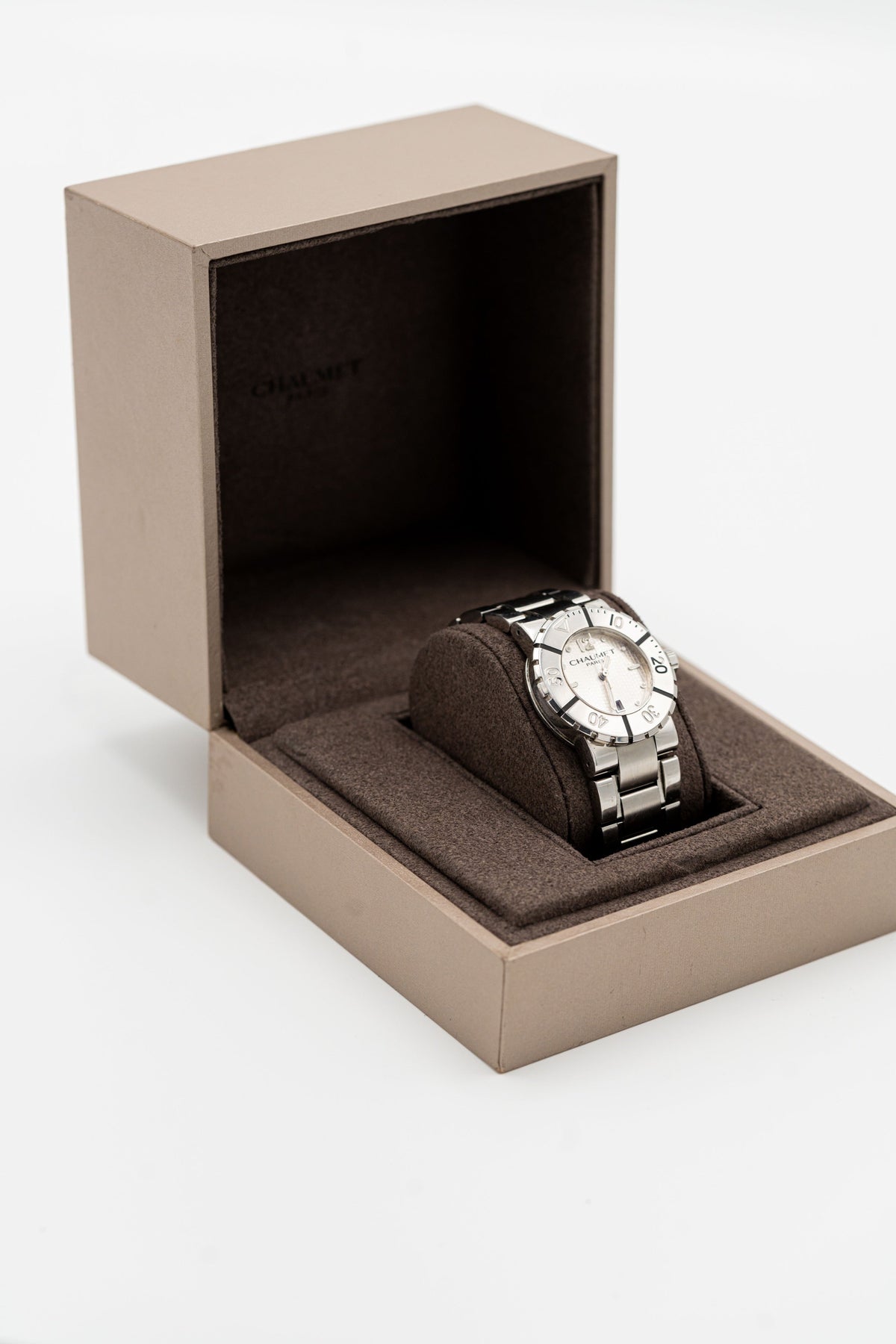 Chaumet Class One – Cadran argenté texturé et bracelet métallique