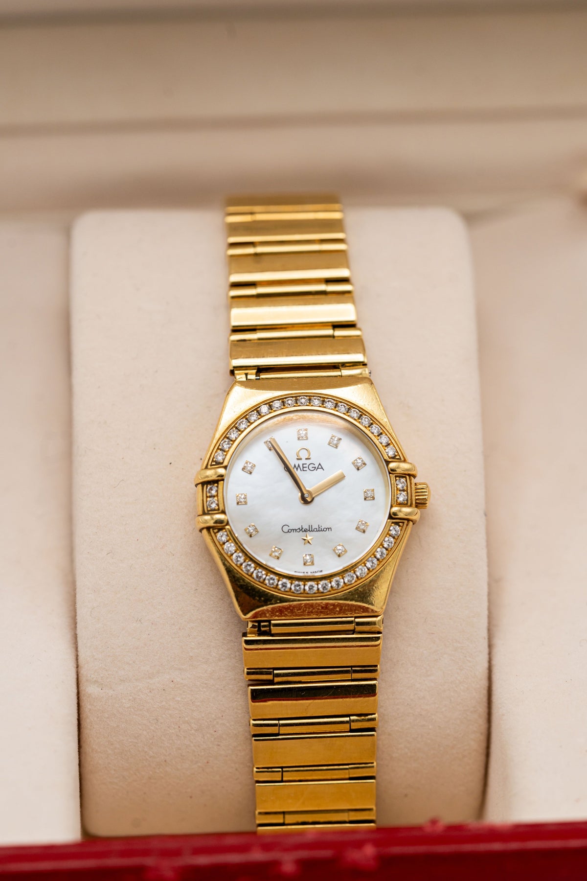 Omega Constellation – Tons dorés, cadran clair et détails sertis