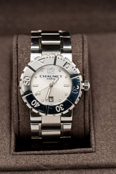 Chaumet Class One – Cadran argenté texturé et bracelet métallique
