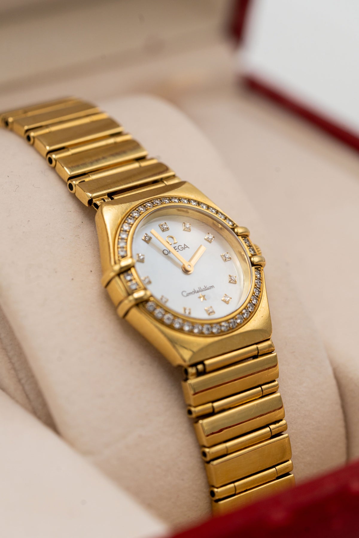 Omega Constellation – Tons dorés, cadran clair et détails sertis