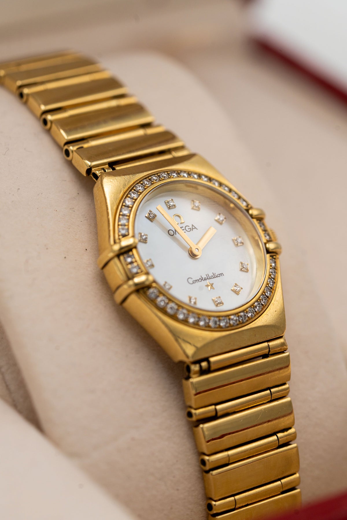 Omega Constellation – Tons dorés, cadran clair et détails sertis